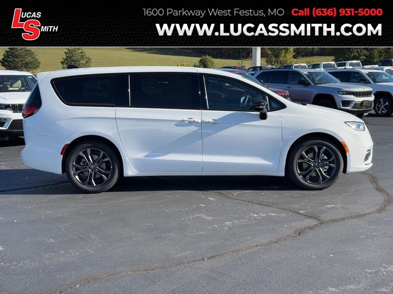 2026 Chrysler Pacifica Select's photo