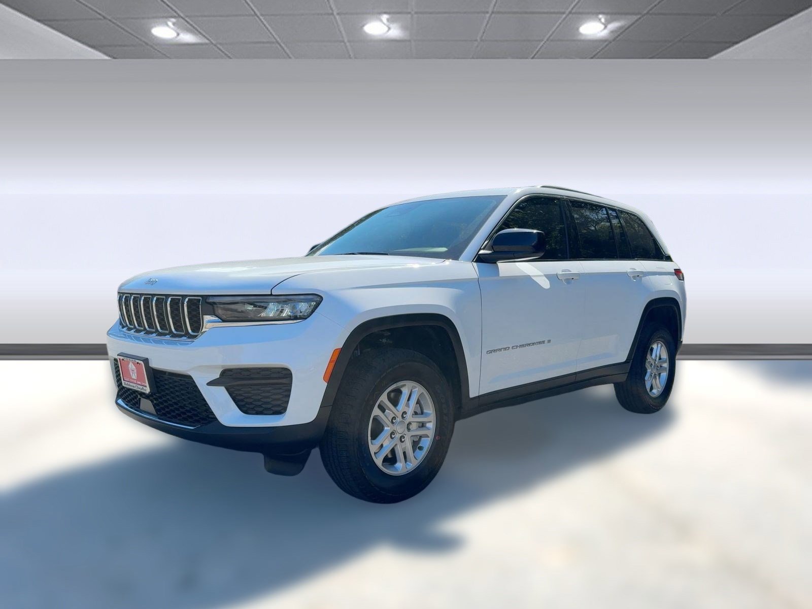 2025 Jeep Grand Cherokee Laredo photo 2