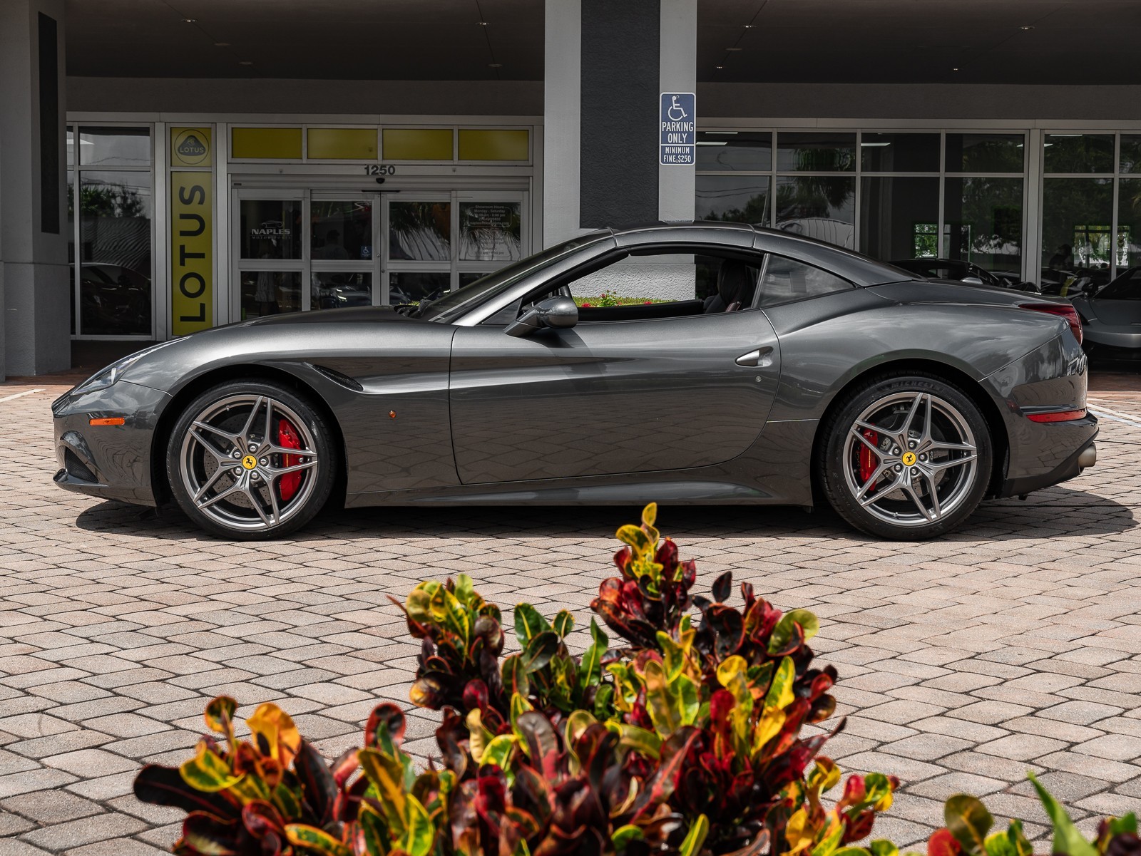 2015 Ferrari California T photo 22