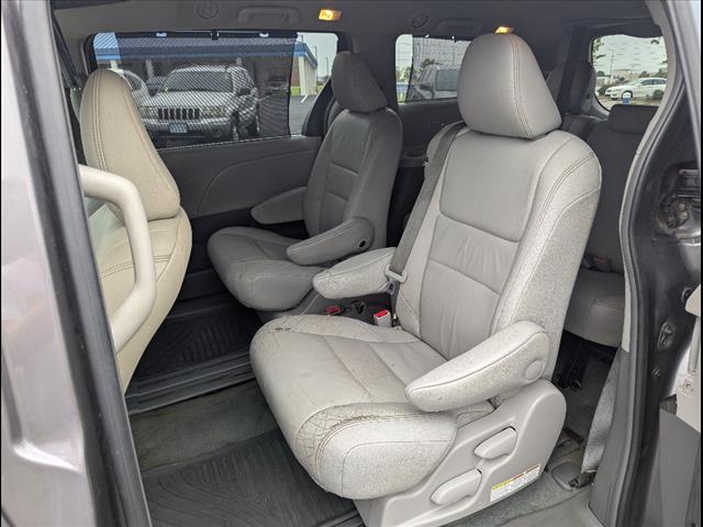 2016 Toyota Sienna XLE photo 5