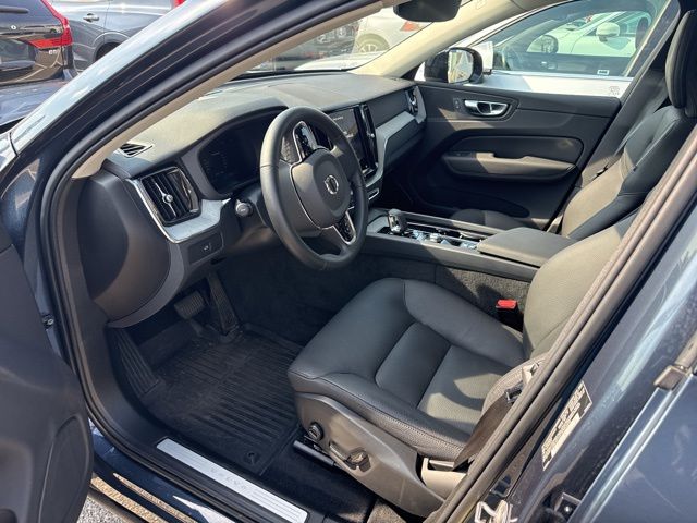 2025 Volvo XC60 B5 Plus photo 2