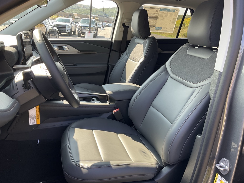 2025 Ford Explorer photo 21