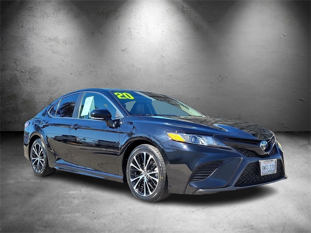 2020 Toyota Camry SE photo 2