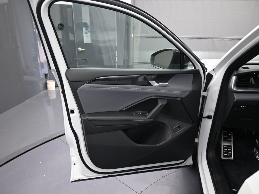 2025 Volkswagen Tiguan SE R-Line Black photo 32