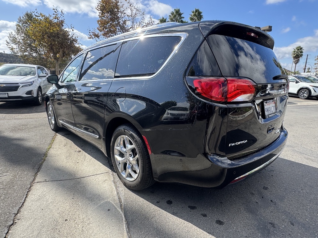 Used 2017 Black Chrysler Limited image 3