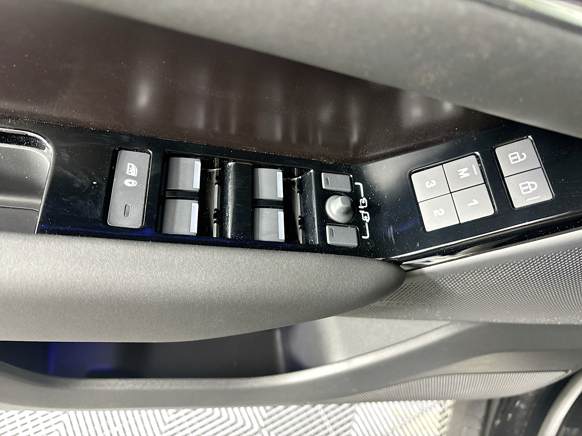 2026 Land Rover Range Rover Velar SE photo 19