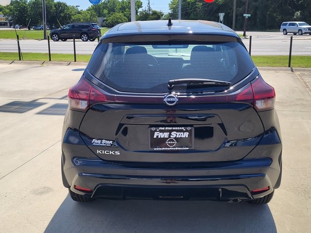 2025 Nissan Kicks Play S photo 2