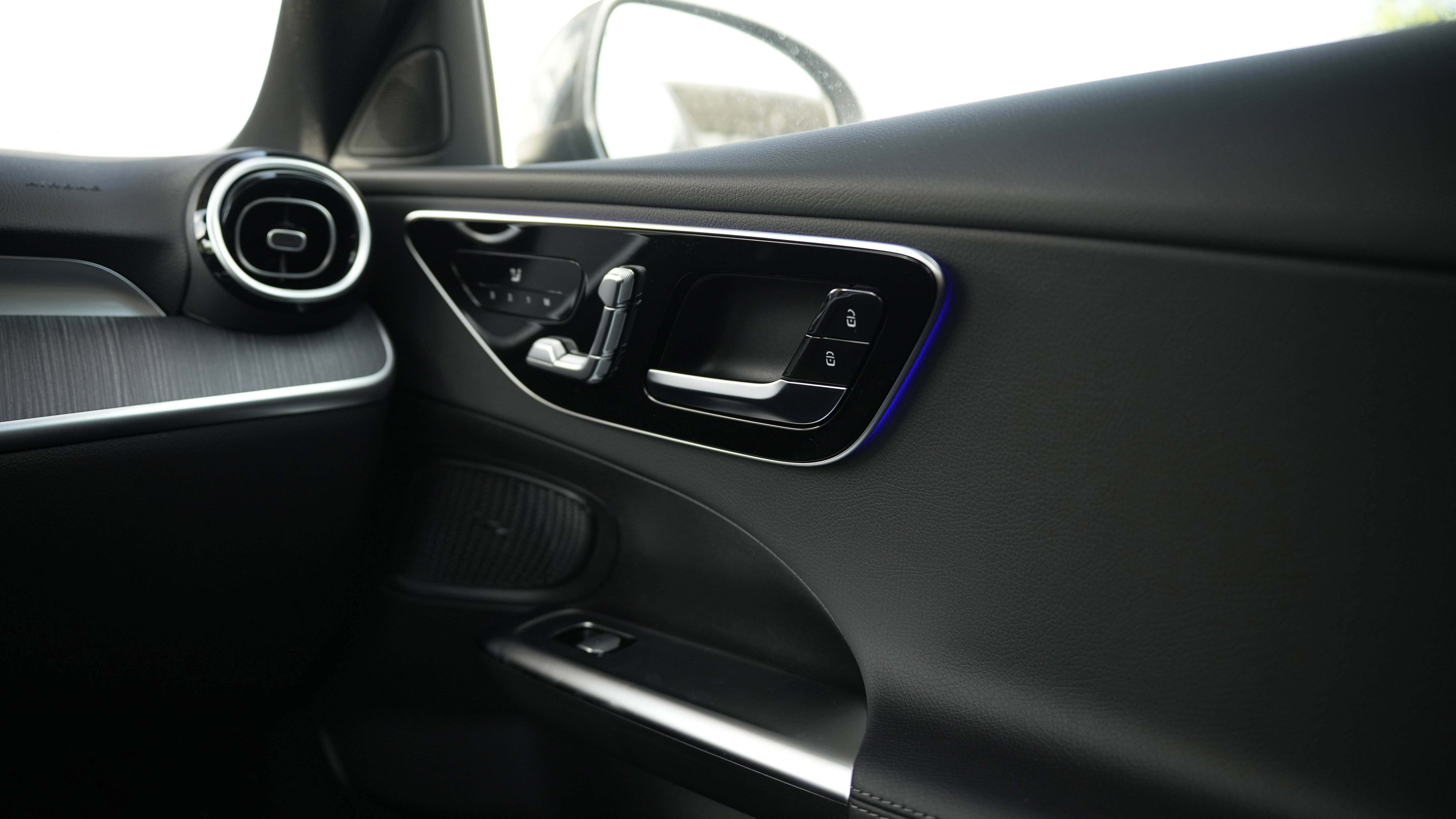 2025 Mercedes Benz C 300 4MATIC photo 4