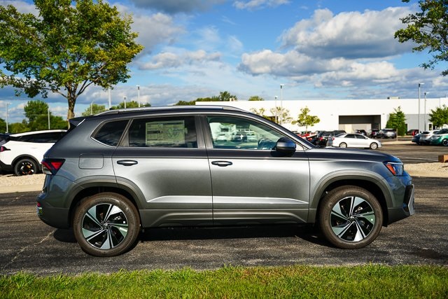 2025 Volkswagen Taos SE photo 32