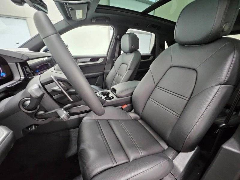 2025 Porsche Cayenne Base photo 5
