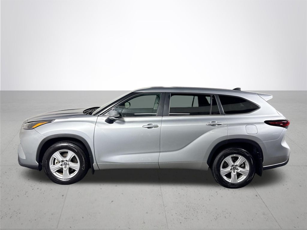2024 Toyota Highlander LE photo 9