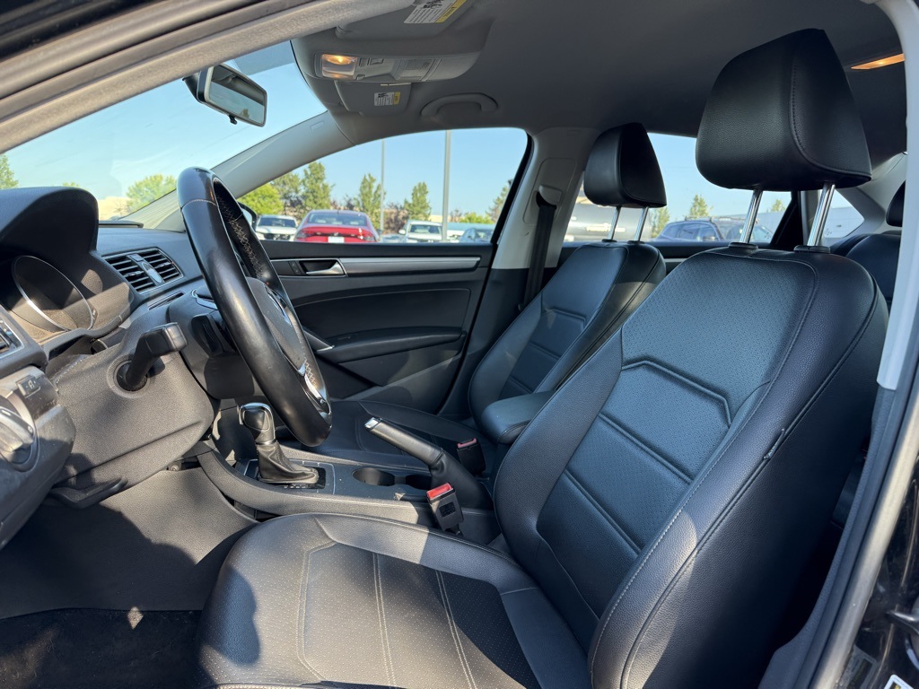 2016 Volkswagen Passat R-Line photo 9