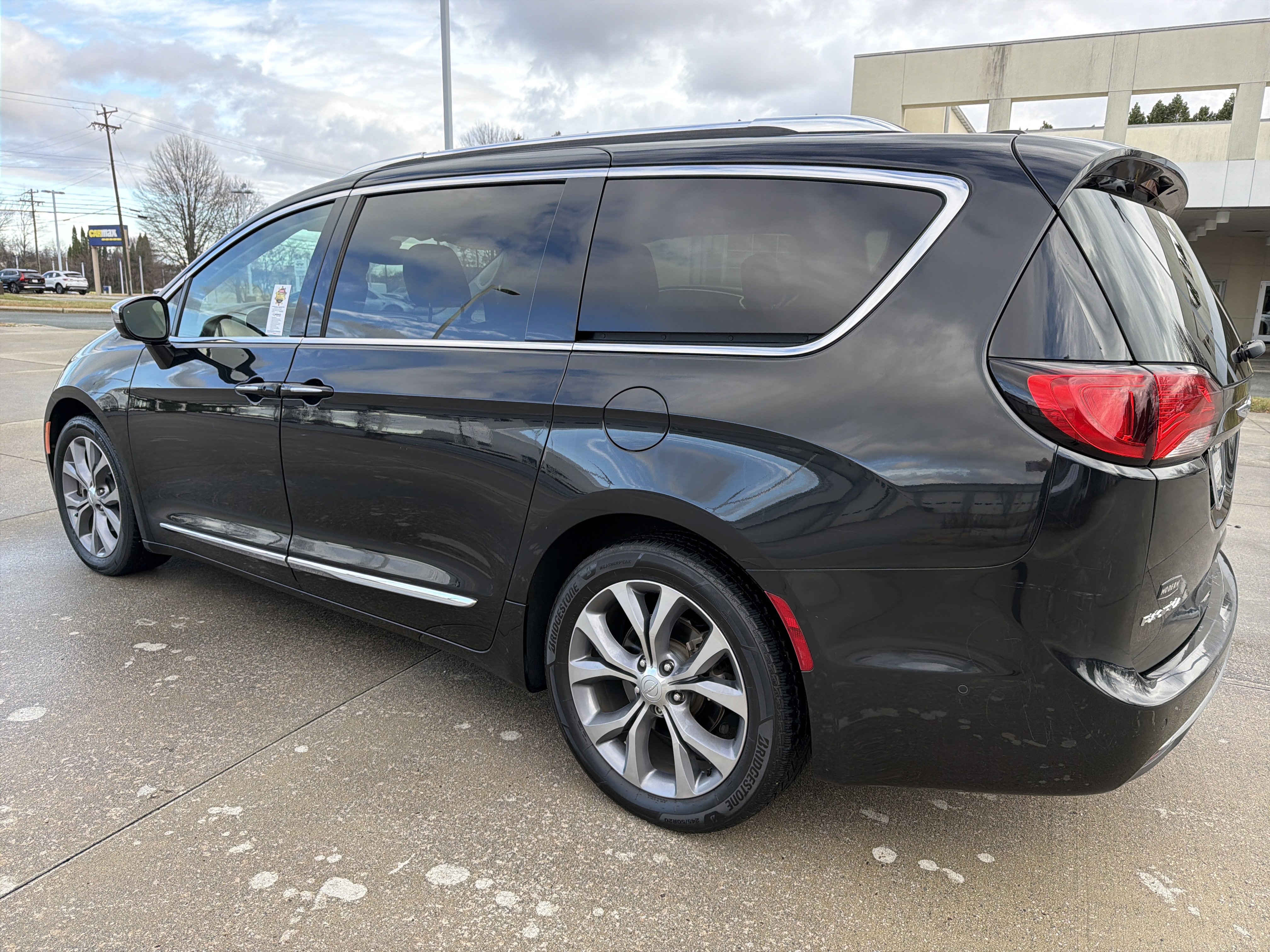 2019 Chrysler Pacifica Limited's photo
