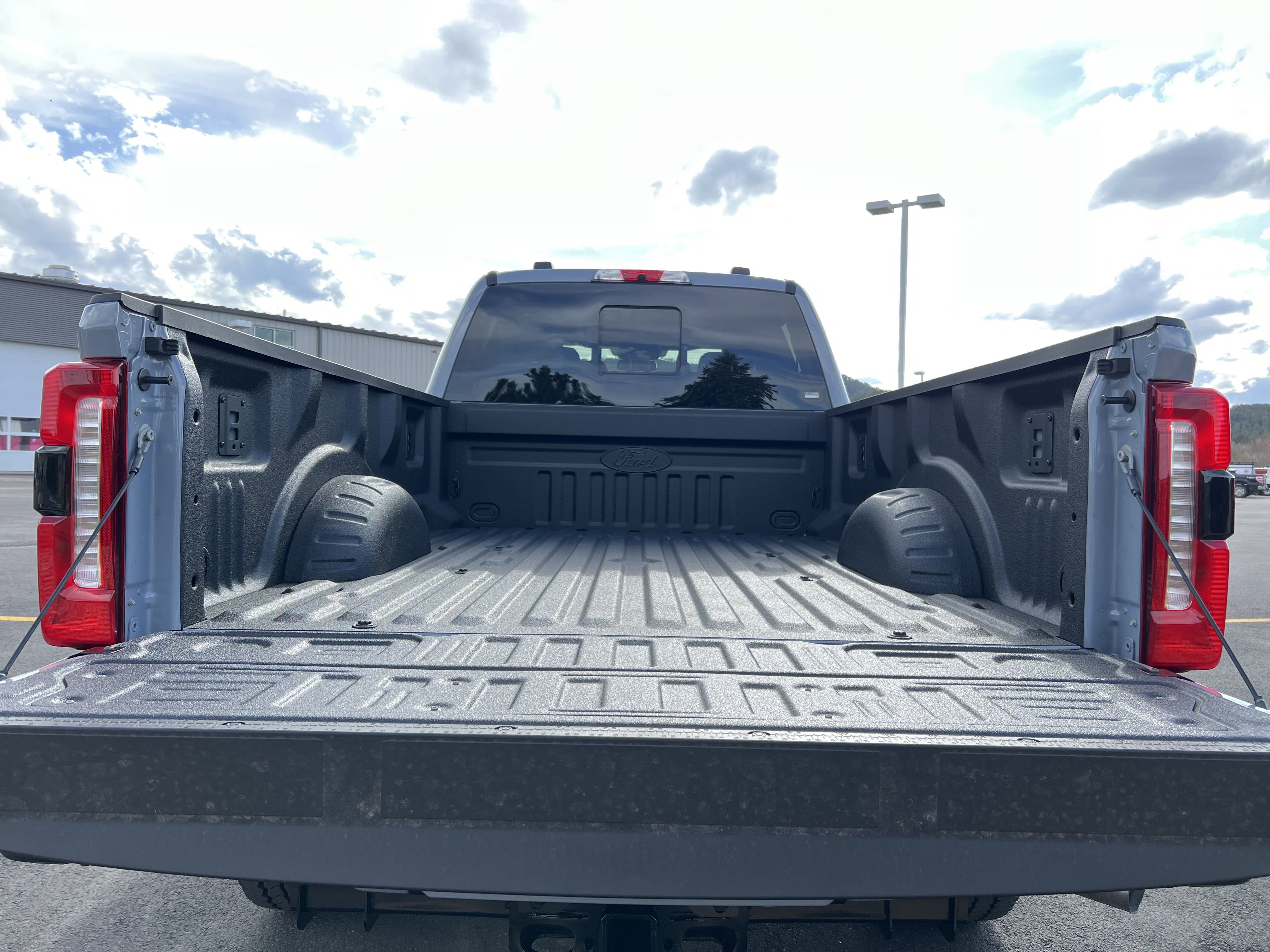 2025 Ford F-350 Lariat photo 2