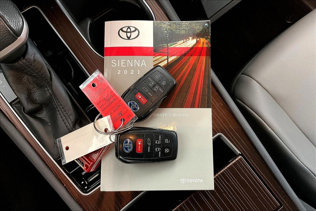 2021 Toyota Sienna XLE photo 11