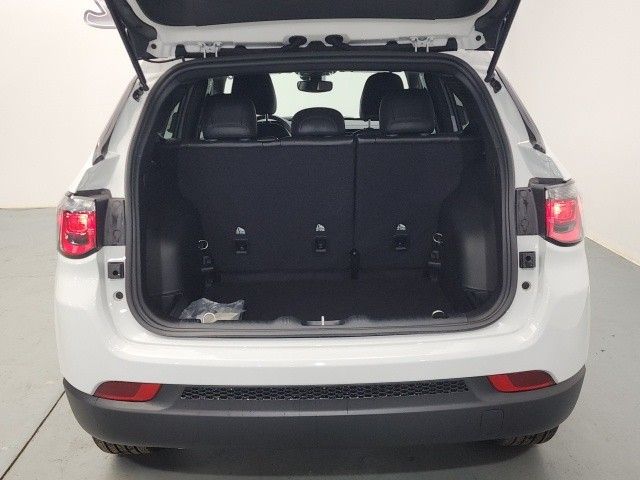 2025 Jeep Compass Latitude photo 3