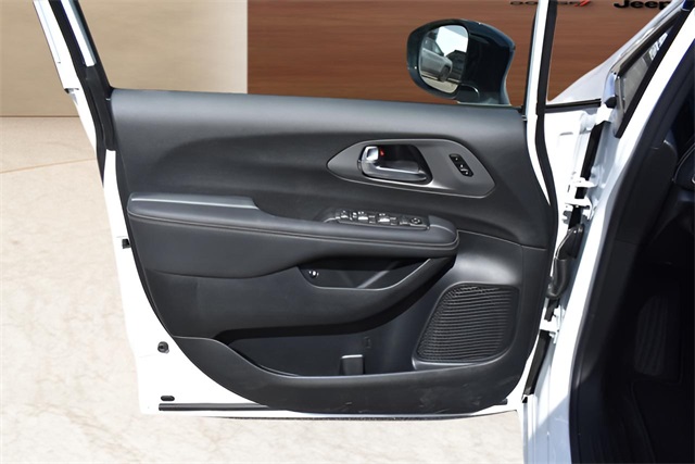 2025 Chrysler Pacifica Hybrid photo 10