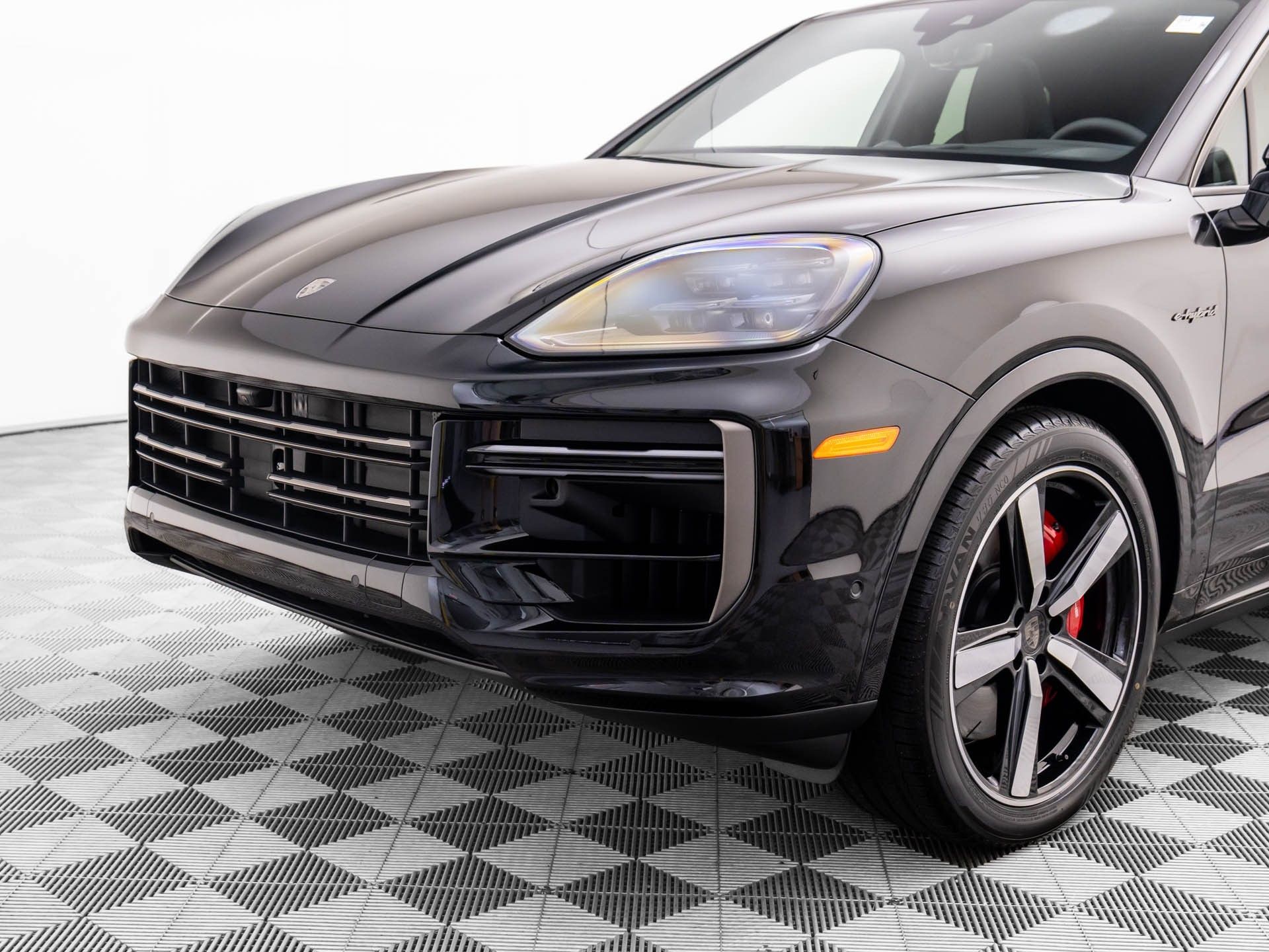 2025 Porsche Cayenne Turbo E-Hybrid Coupe photo 34