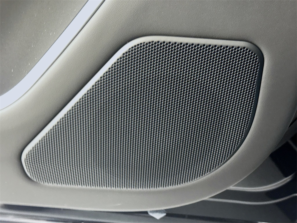 2025 Land Rover Range Rover SE photo 13