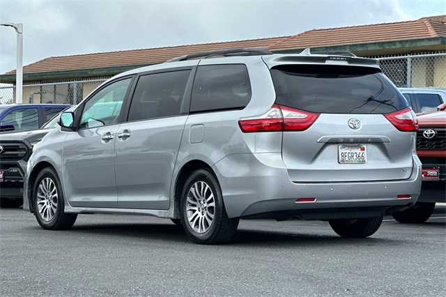 2018 Toyota Sienna XLE photo 6