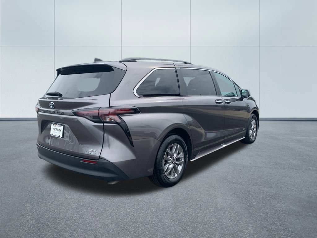 2024 Toyota Sienna XLE photo 3