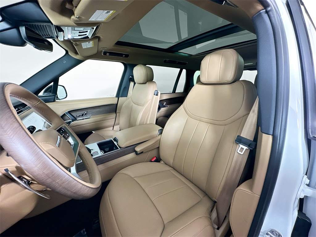 2025 Land Rover Range Rover SE photo 9