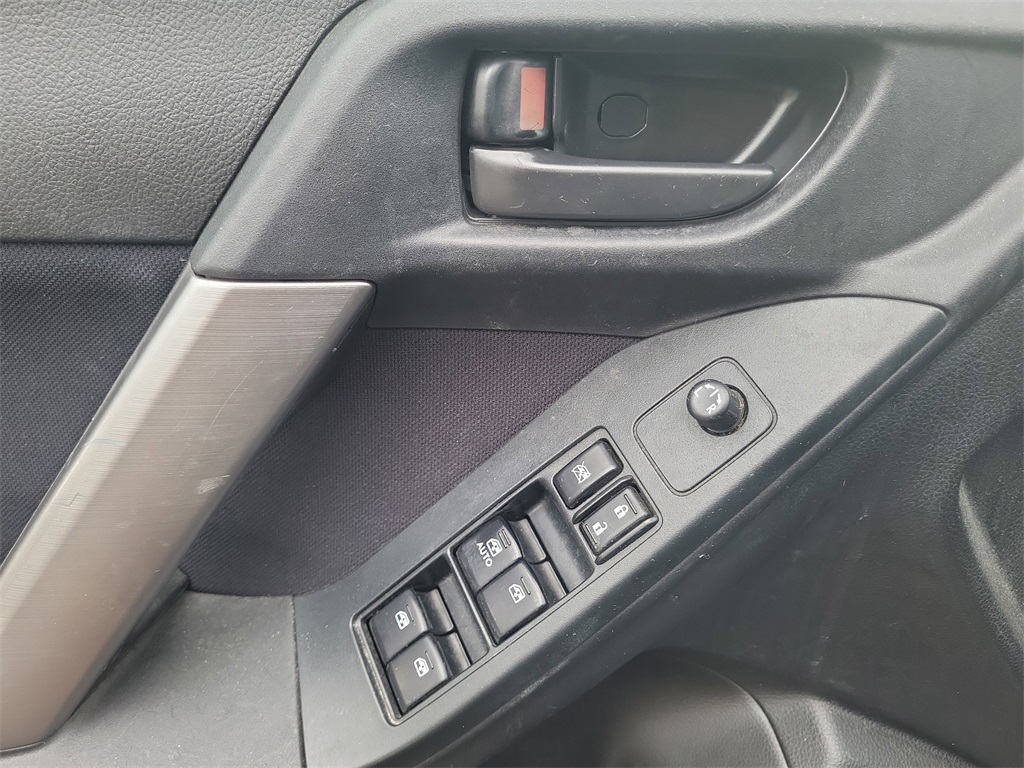 2014 Subaru Forester 2.5i Premium photo 9