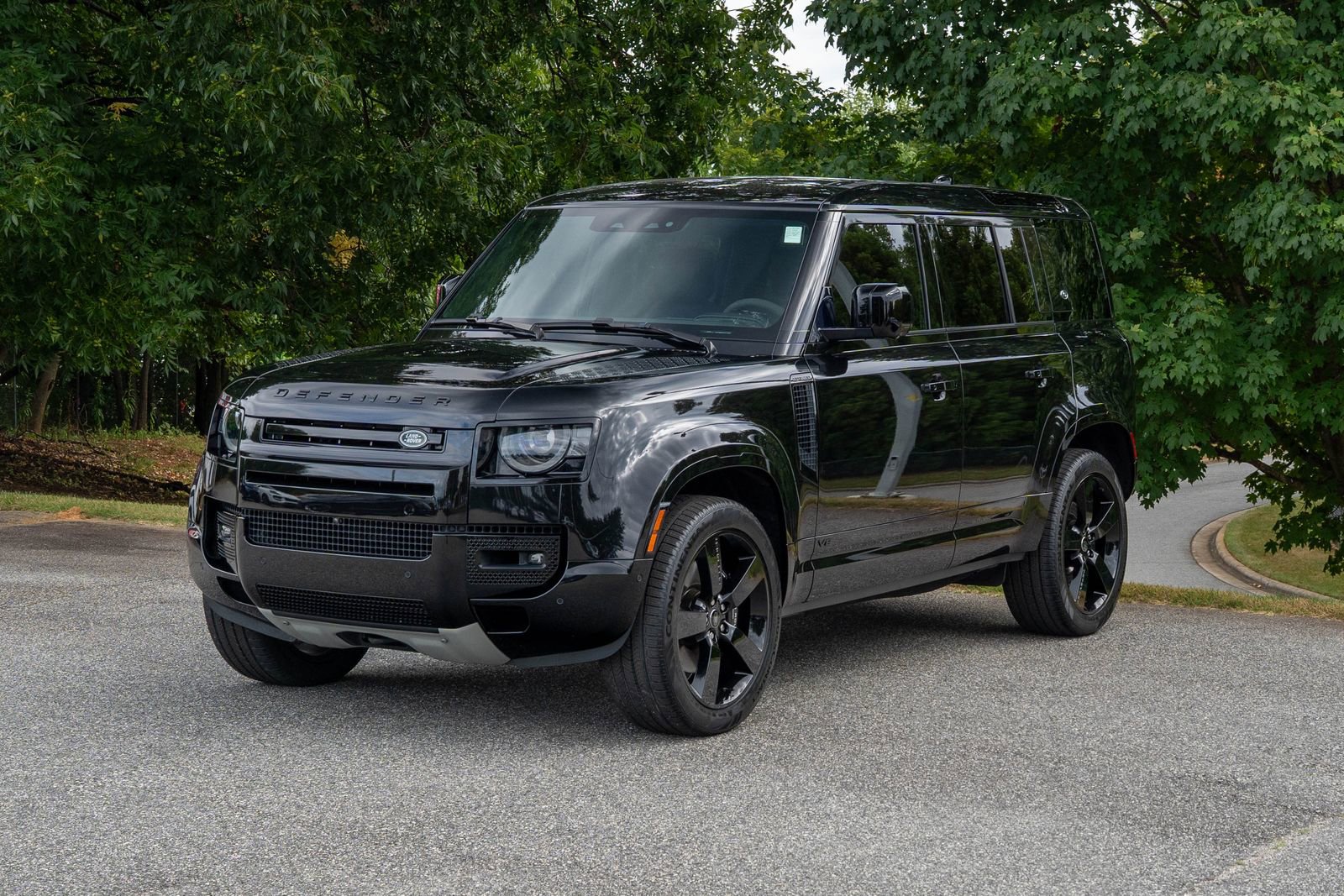 2023 Land Rover Defender V8 photo 4