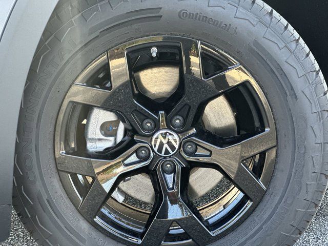 2025 Volkswagen Atlas Peak Edition SE photo 2