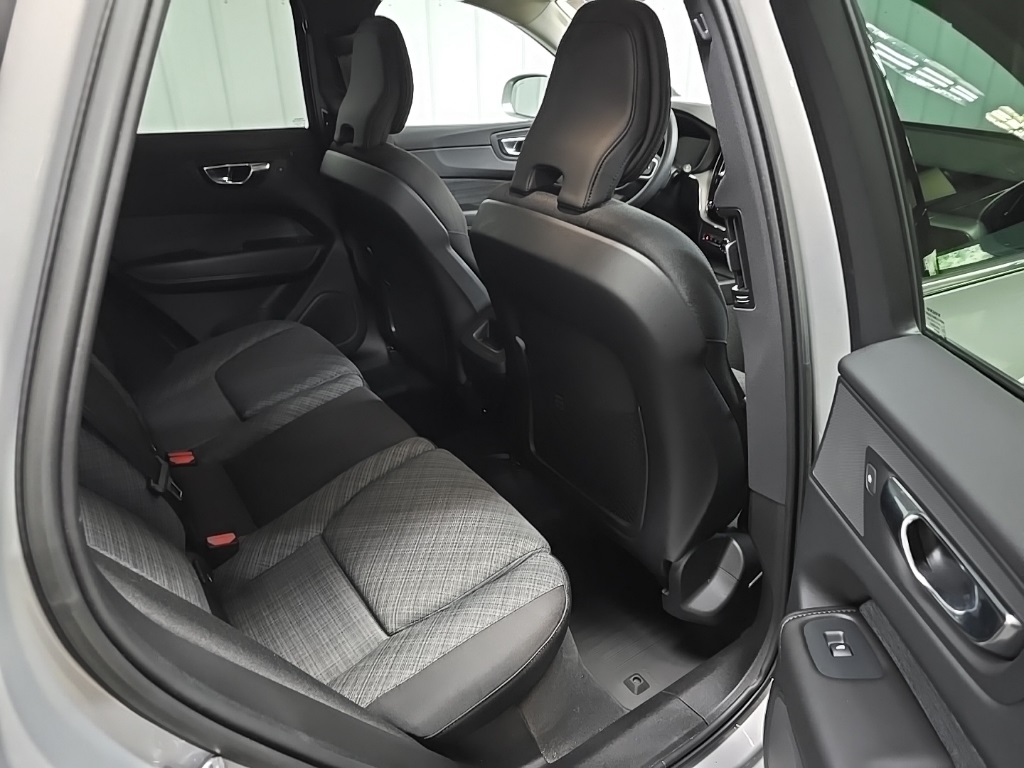 2023 Volvo XC60 B5 Core photo 17