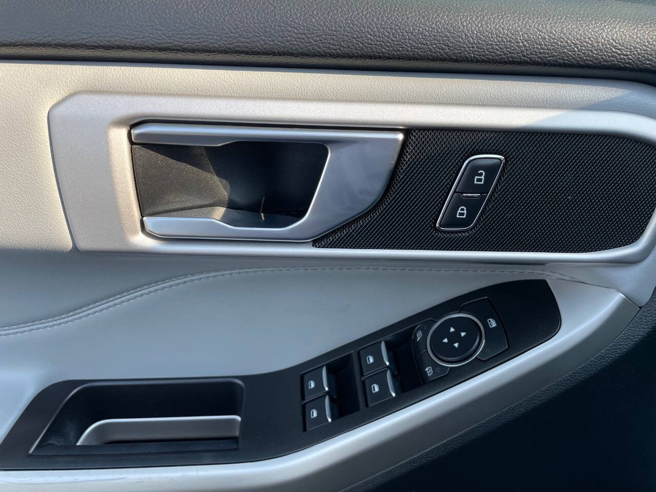 2022 Ford Explorer XLT photo 12