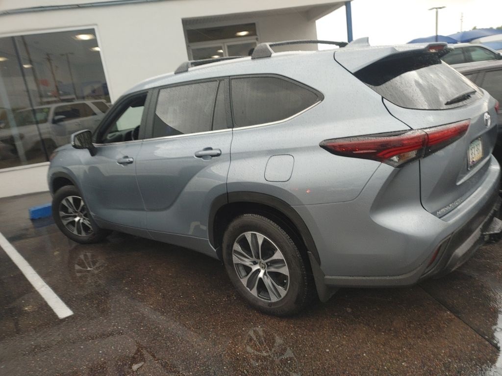 2024 Toyota Highlander XLE photo 6
