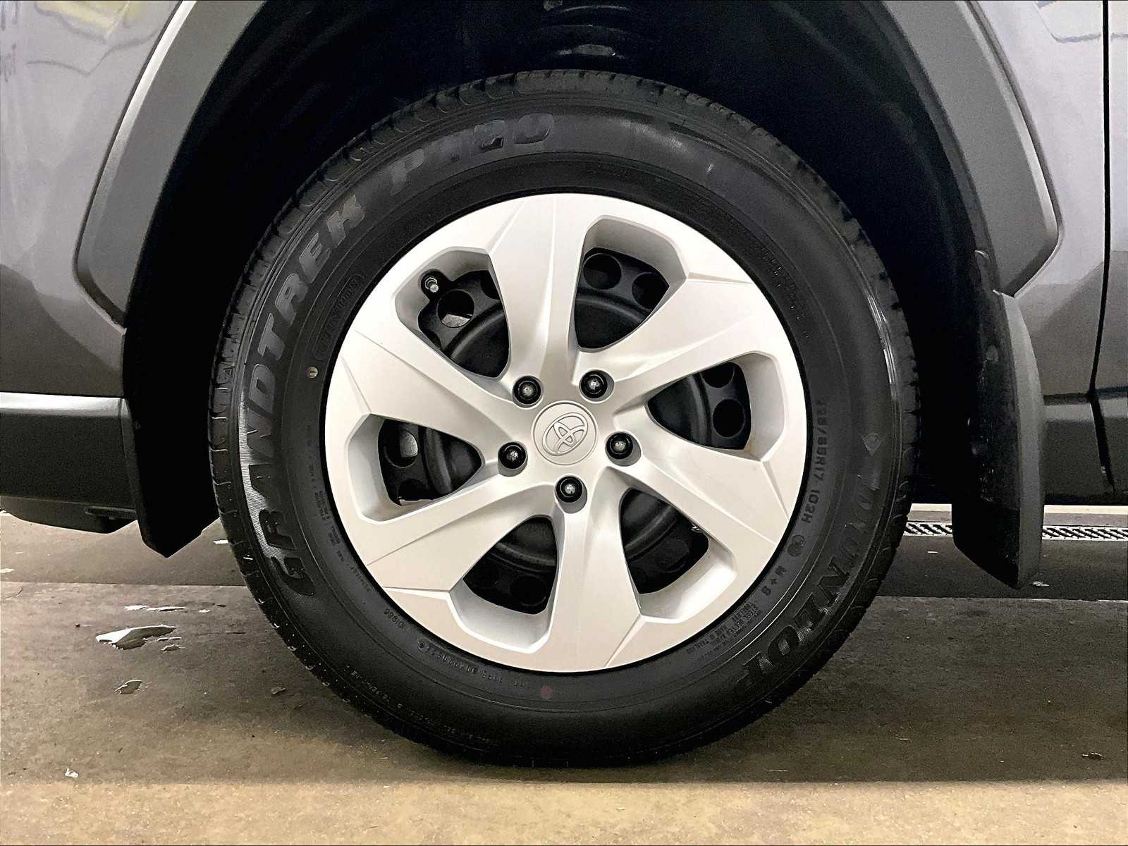 2024 Toyota RAV4 LE photo 5