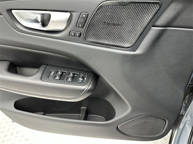 2023 Volvo XC60 B5 Plus photo 5