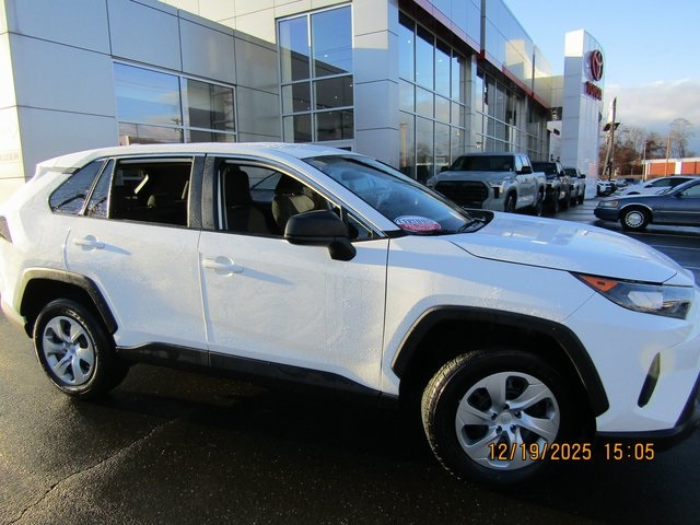2022 Toyota RAV4 LE's photo