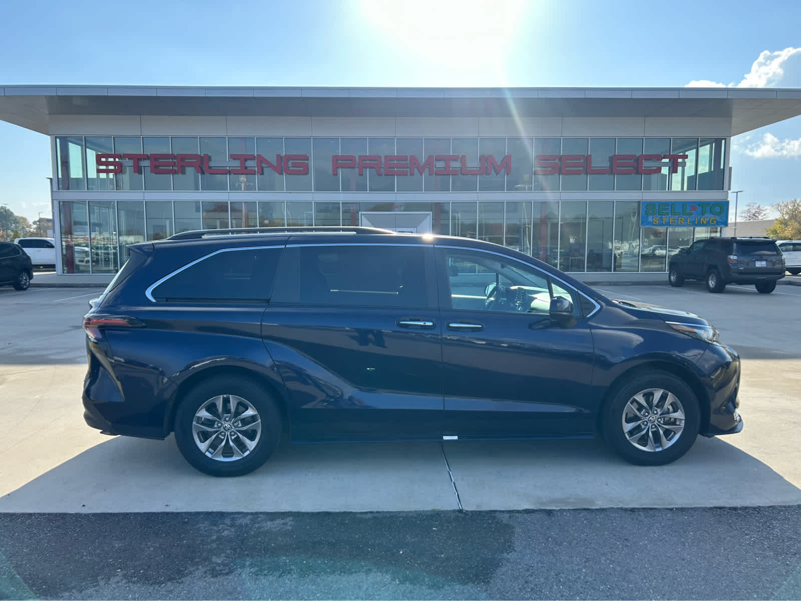 2023 Toyota Sienna XLE's photo