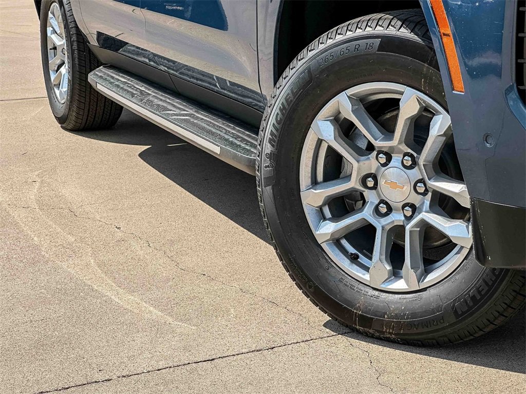 2026 Chevrolet Suburban LT photo 2