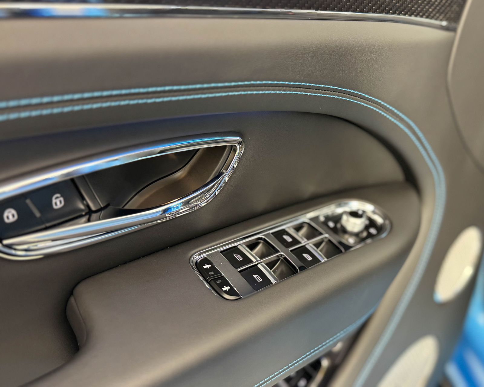 2023 Bentley Bentayga V8 photo 8