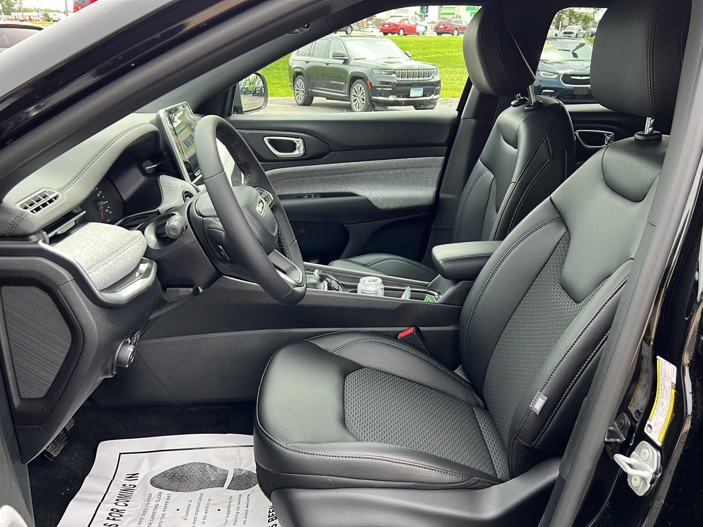 2025 Jeep Compass Latitude photo 9