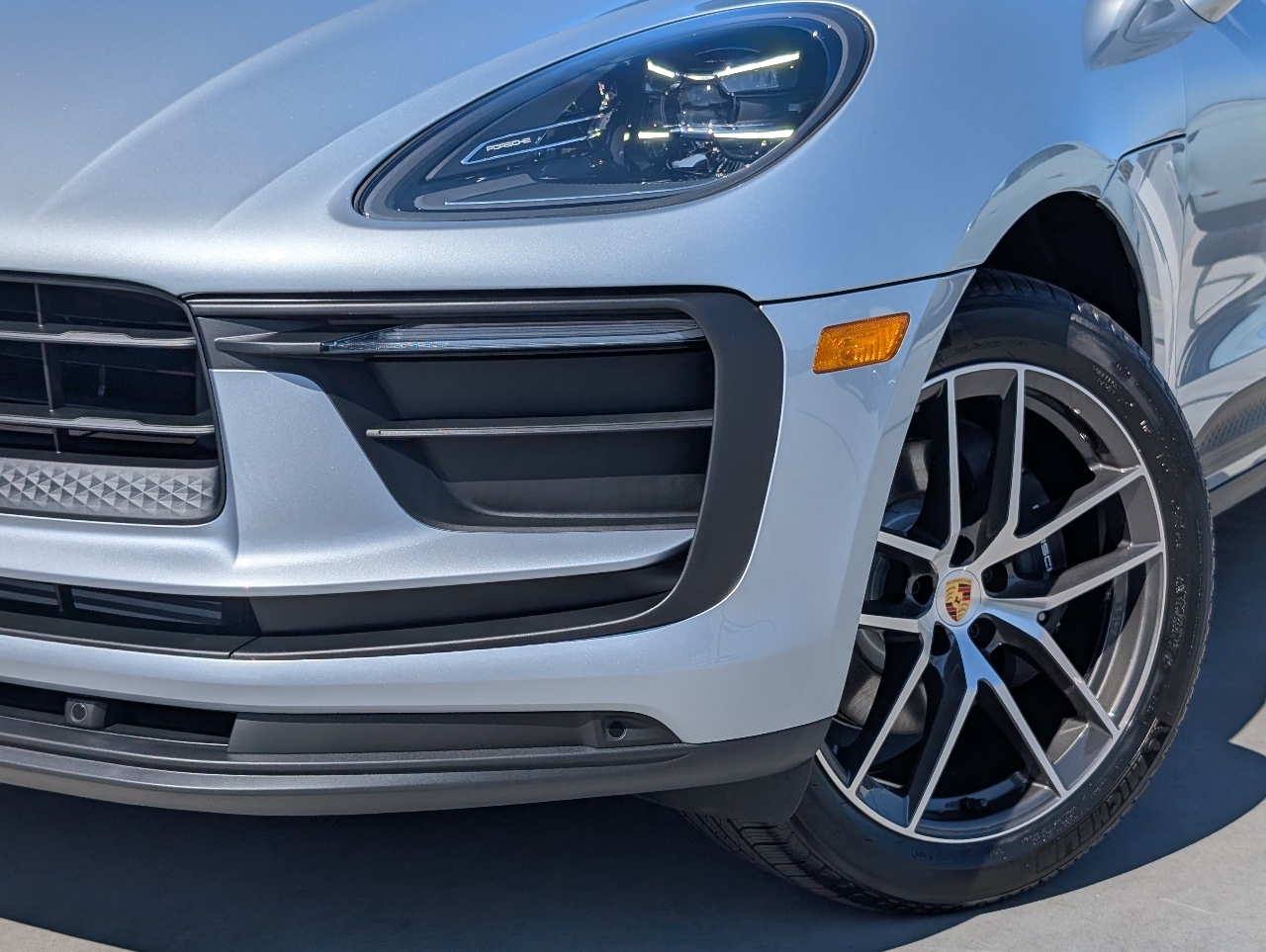 2026 Porsche Macan T photo 10