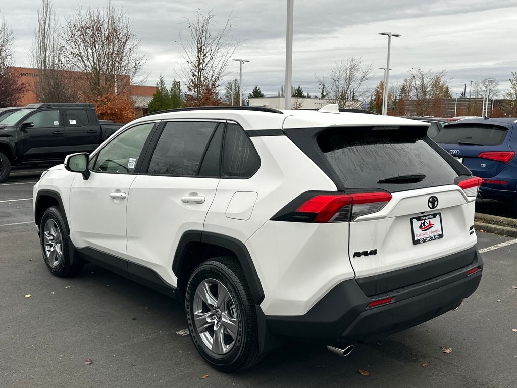 2025 Toyota RAV4 XLE photo 4