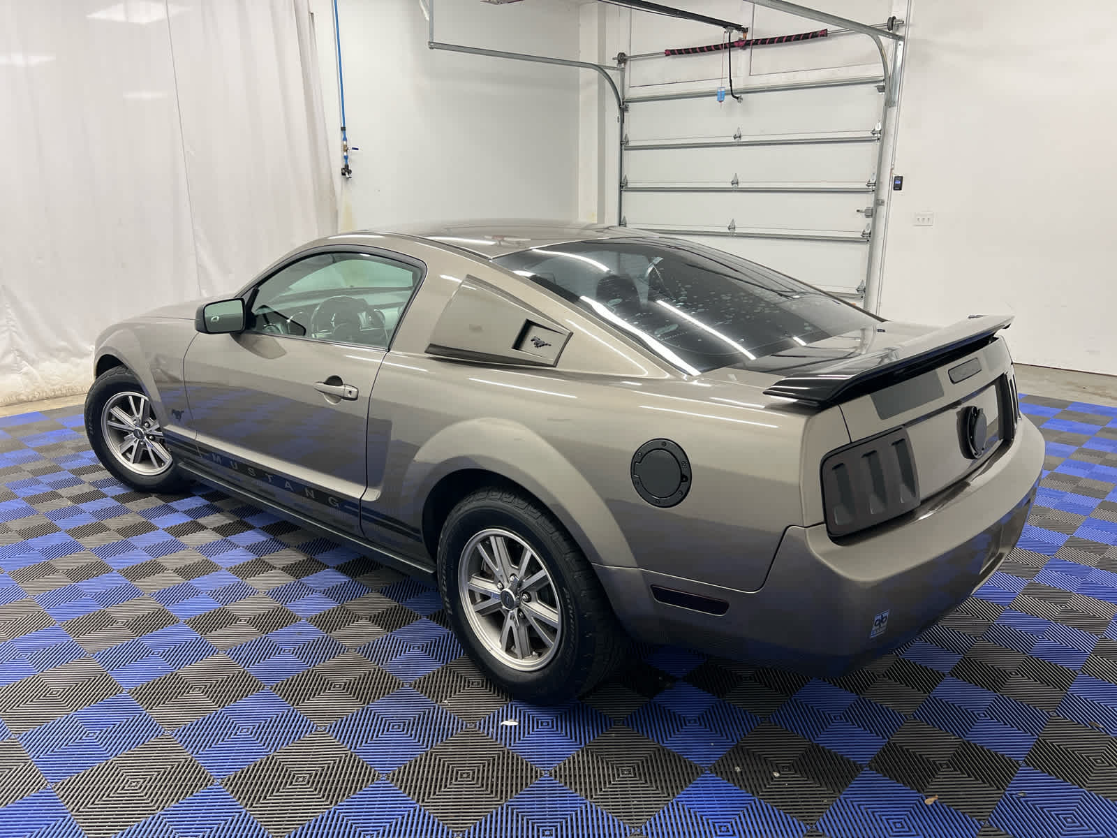 2005 Ford Mustang Deluxe photo 3