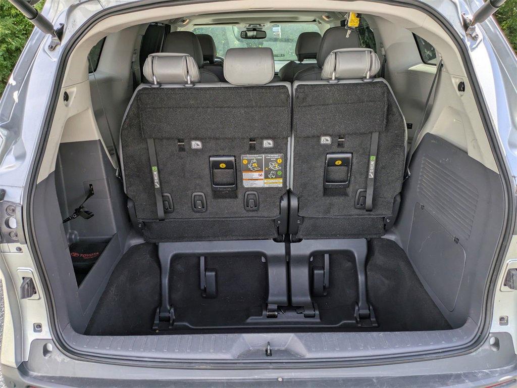 2023 Toyota Sienna XLE photo 9
