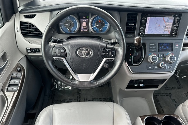 2018 Toyota Sienna XLE photo 14