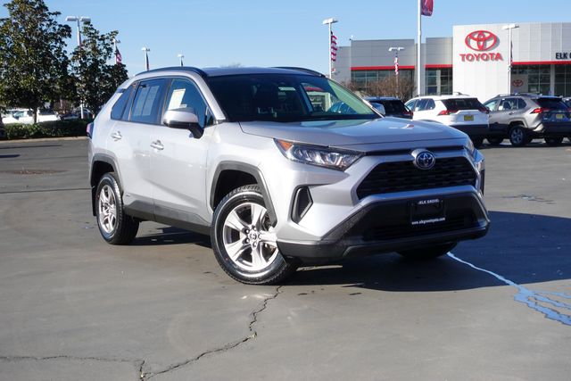 2022 Toyota RAV4 LE's photo