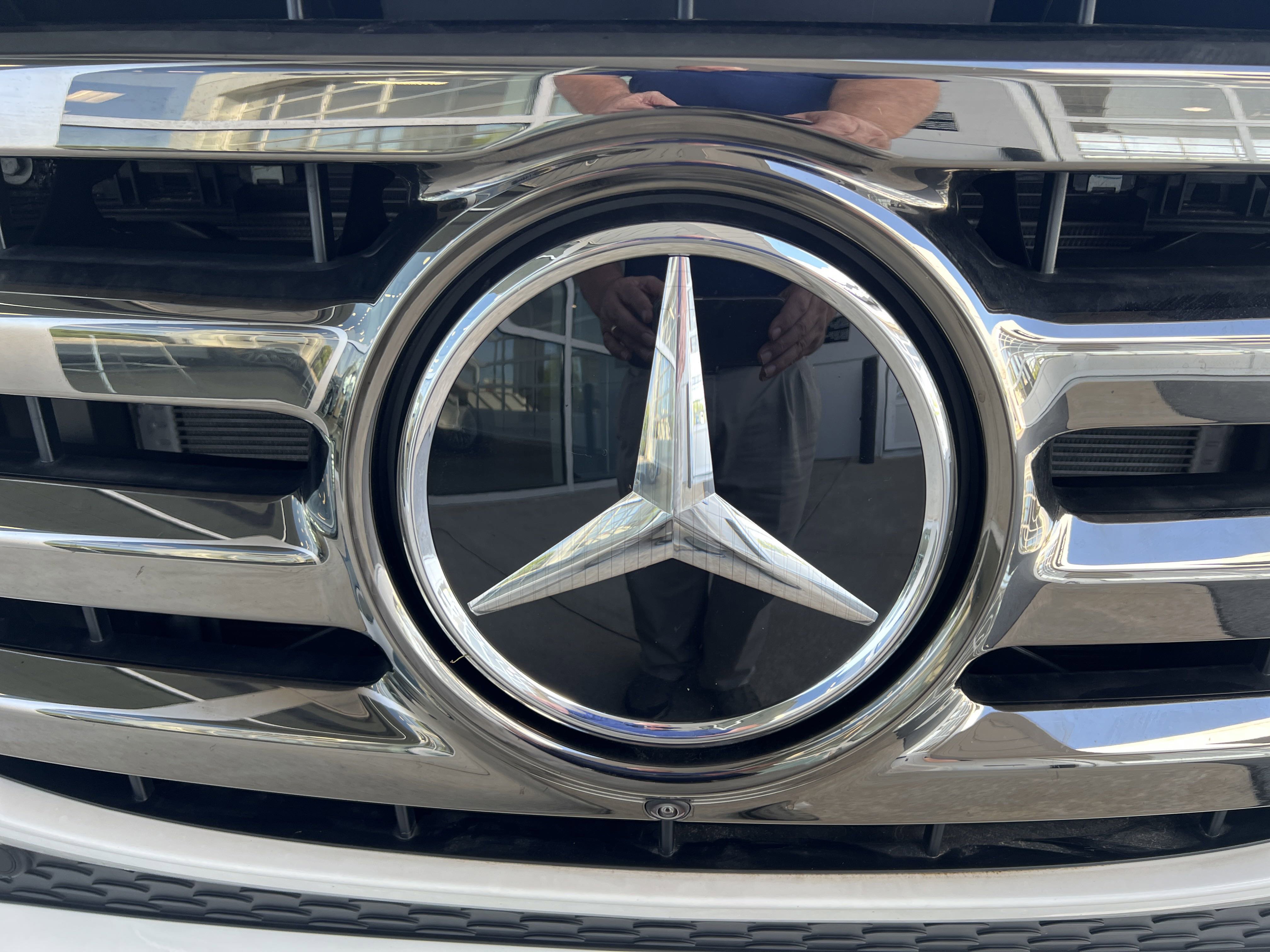 2025 Mercedes Benz GLS 450 4MATIC photo 3
