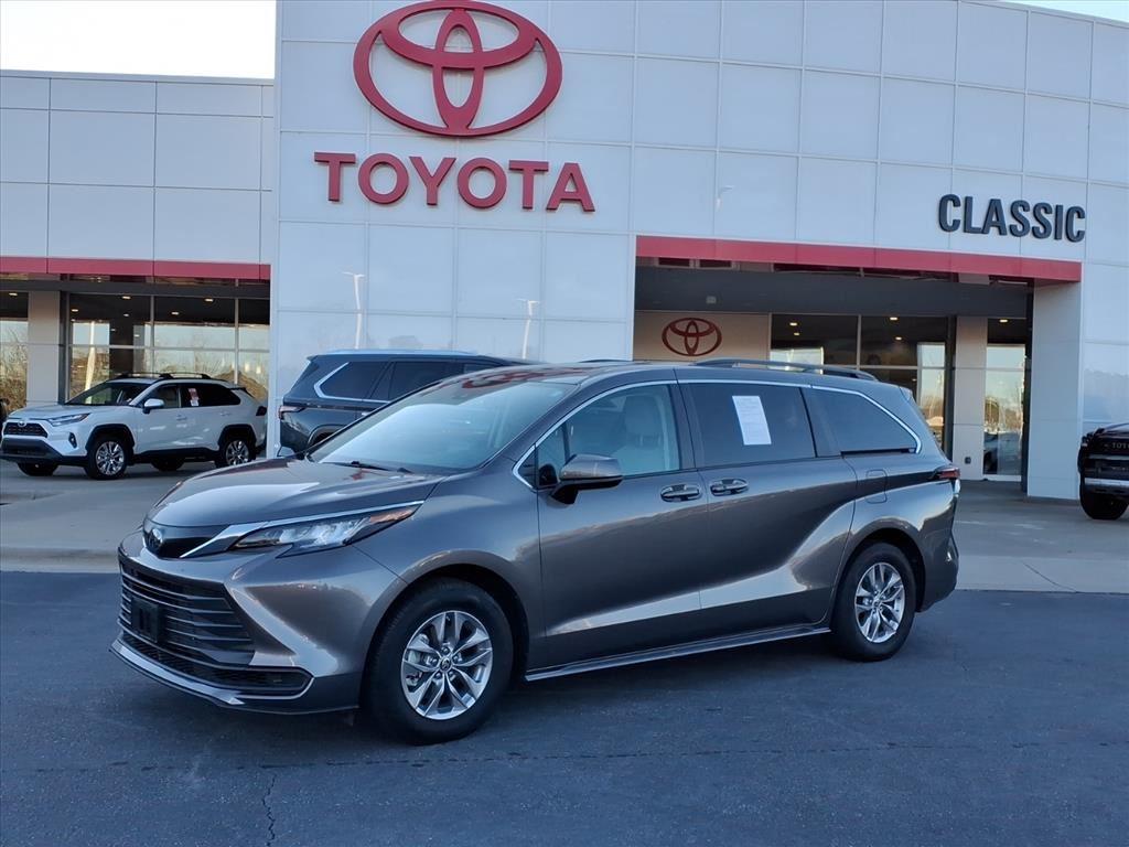 2022 Toyota Sienna LE's photo