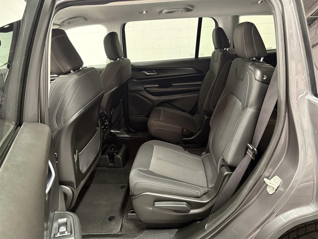 2023 Jeep Grand Cherokee Laredo photo 18