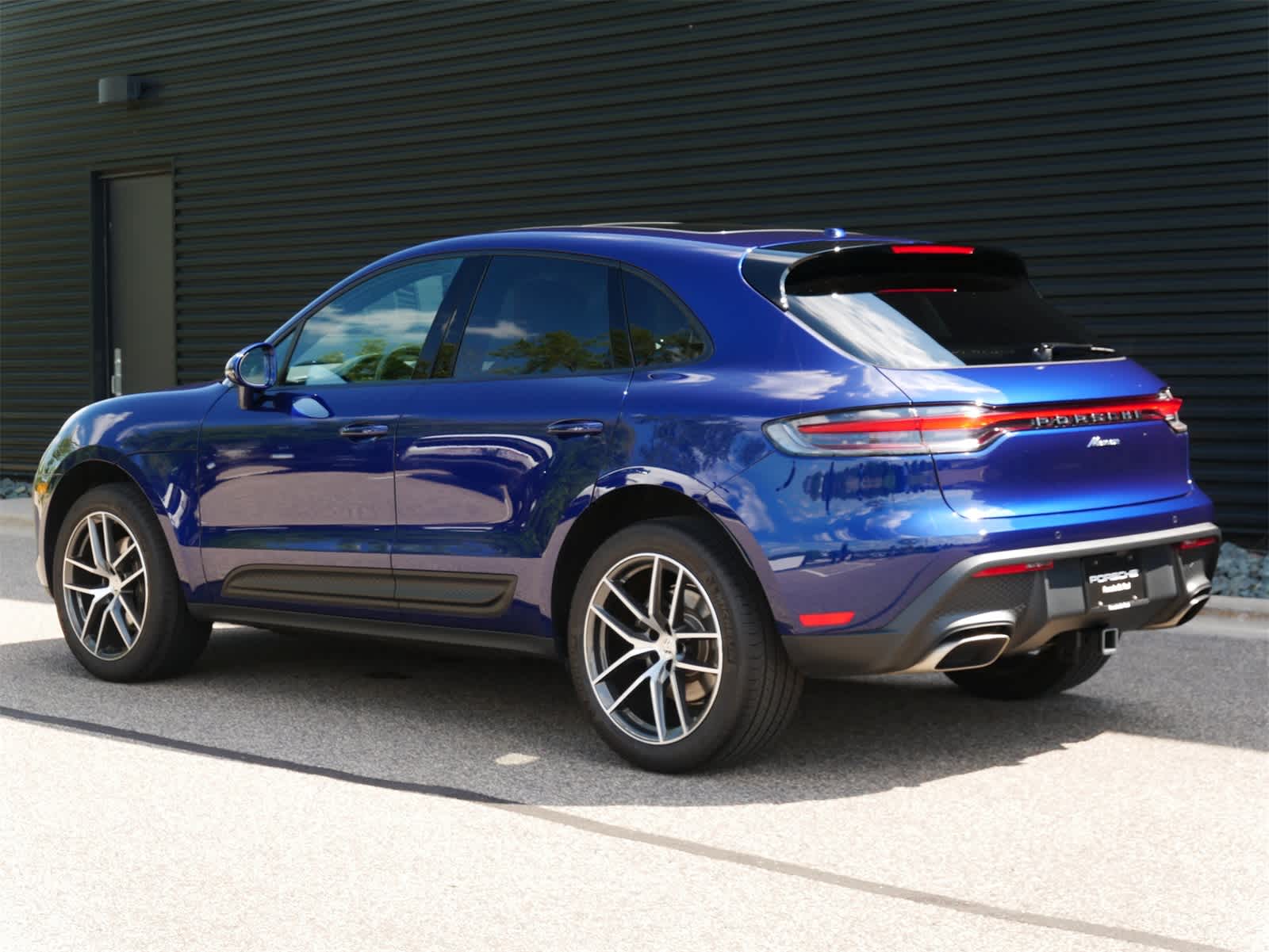 2025 Porsche Macan photo 3
