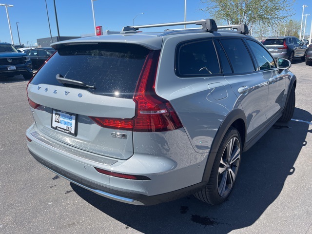 2025 Volvo V60 Cross Country B5 Plus photo 5